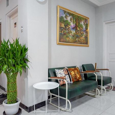 Hotel Reddoorz Near Jalan Adi Sucipto Solo Extérieur photo