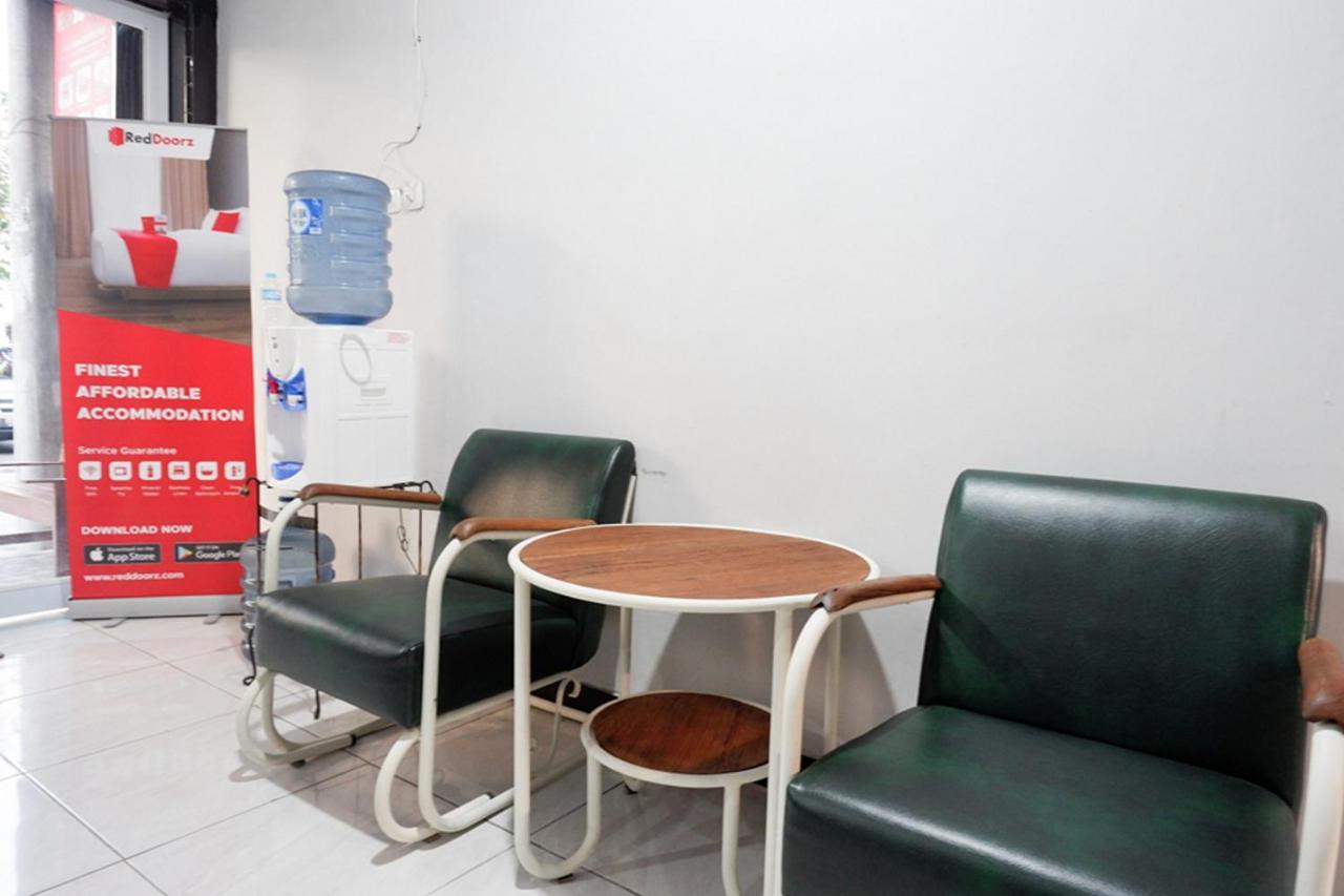 Hotel Reddoorz Near Jalan Adi Sucipto Solo Extérieur photo