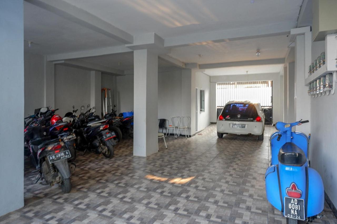 Hotel Reddoorz Near Jalan Adi Sucipto Solo Extérieur photo