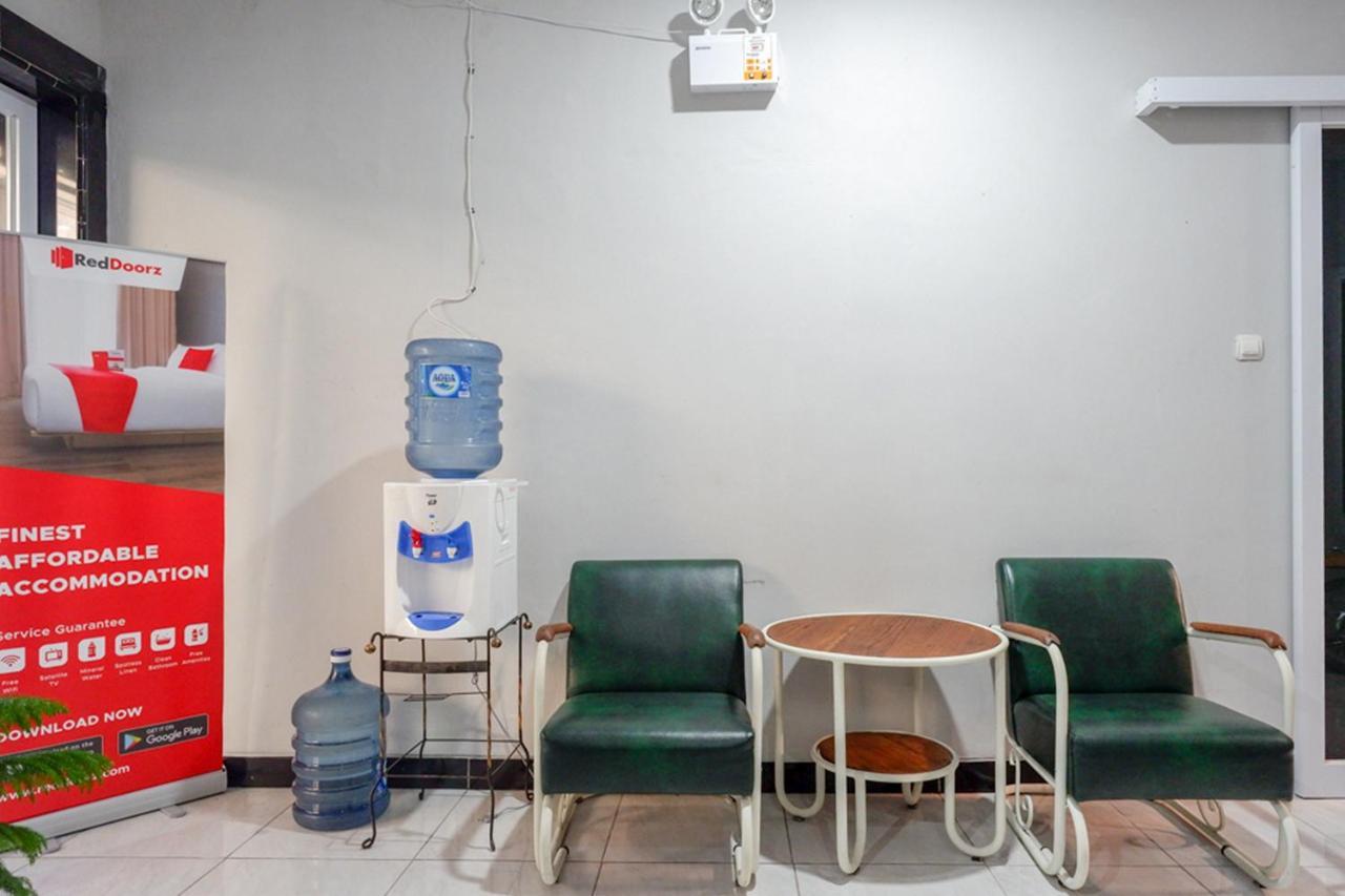 Hotel Reddoorz Near Jalan Adi Sucipto Solo Extérieur photo