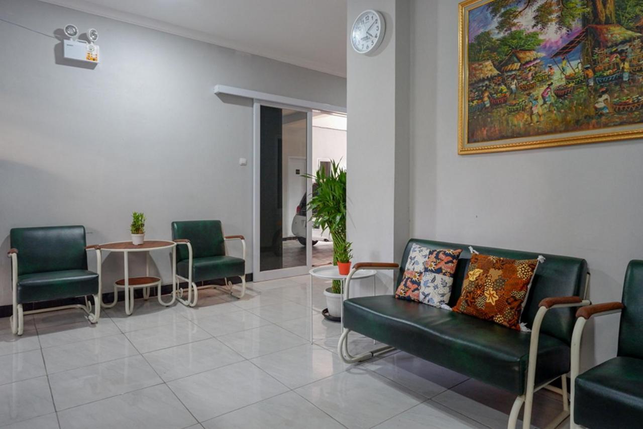 Hotel Reddoorz Near Jalan Adi Sucipto Solo Extérieur photo